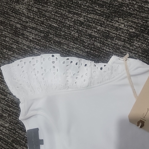 White ruffle cap sleeve NWT Top - Picture 3 of 4